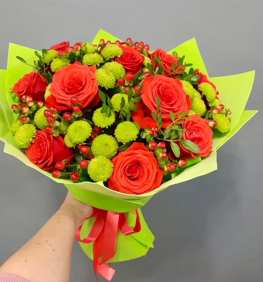 Букет цветов из: Хризантемы и Розы в Начале