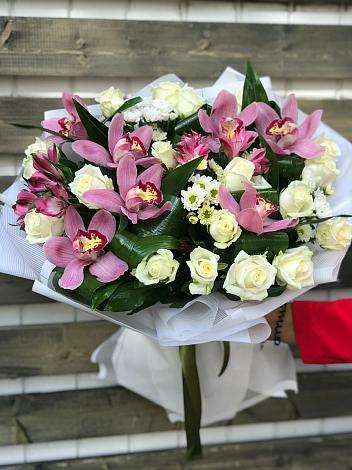 Букет цветов из: Розы и Хризантемы в Начале