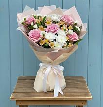 Букет цветов из:  Гвоздики, Орхидеи и Розы в Начале