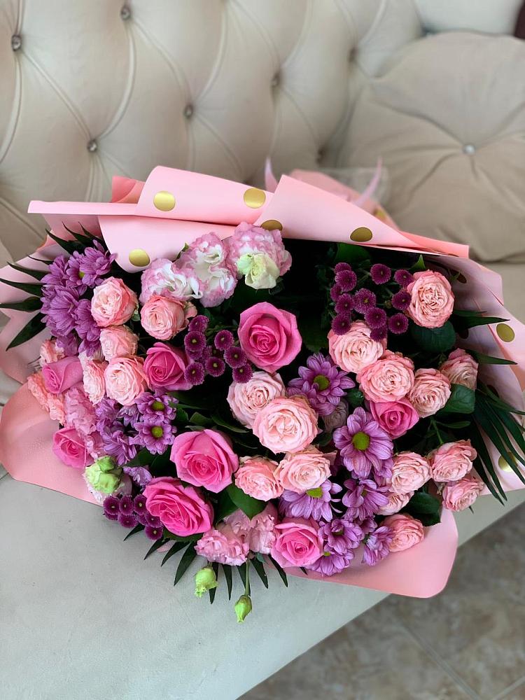 Букет цветов из: Хризантемы, Розы и Лизиантусы в Начале