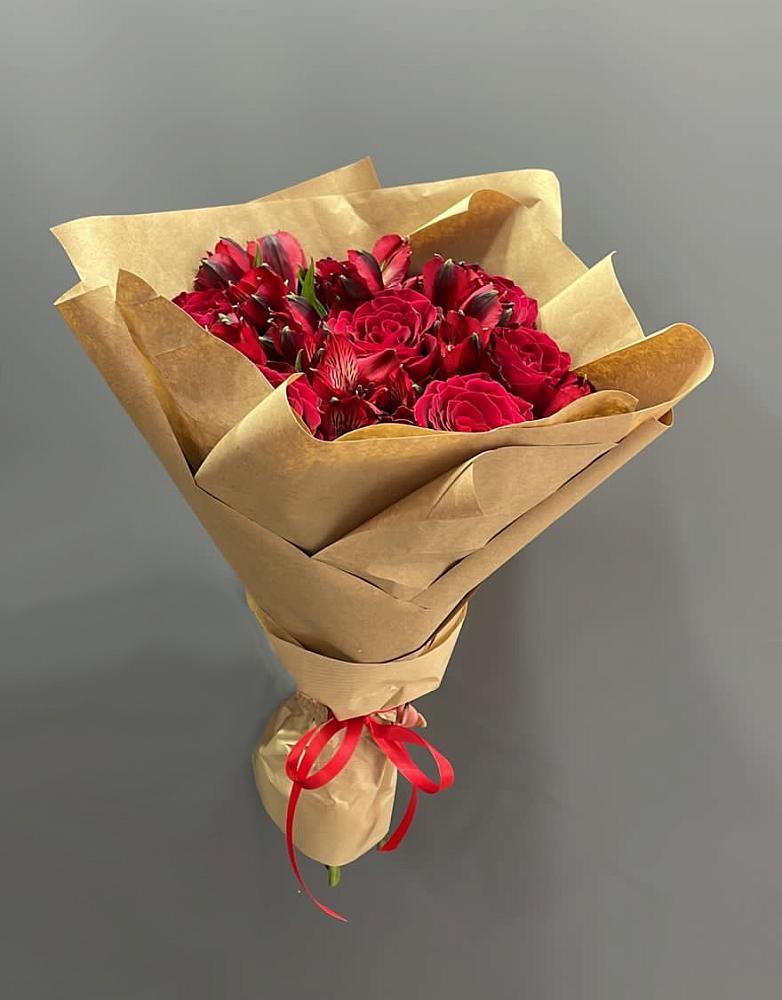 Букет цветов из: Альстромерии и Розы в Начале