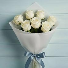 Букет 7 Белых роз Эдлесс Лав в Начале
