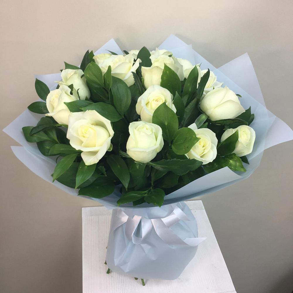 Букет 15 Белых роз Проуд в Начале