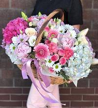 Цветочная композиция из Розы, Хризантемы, Пионы и Лизиантусы в корзине в Начале