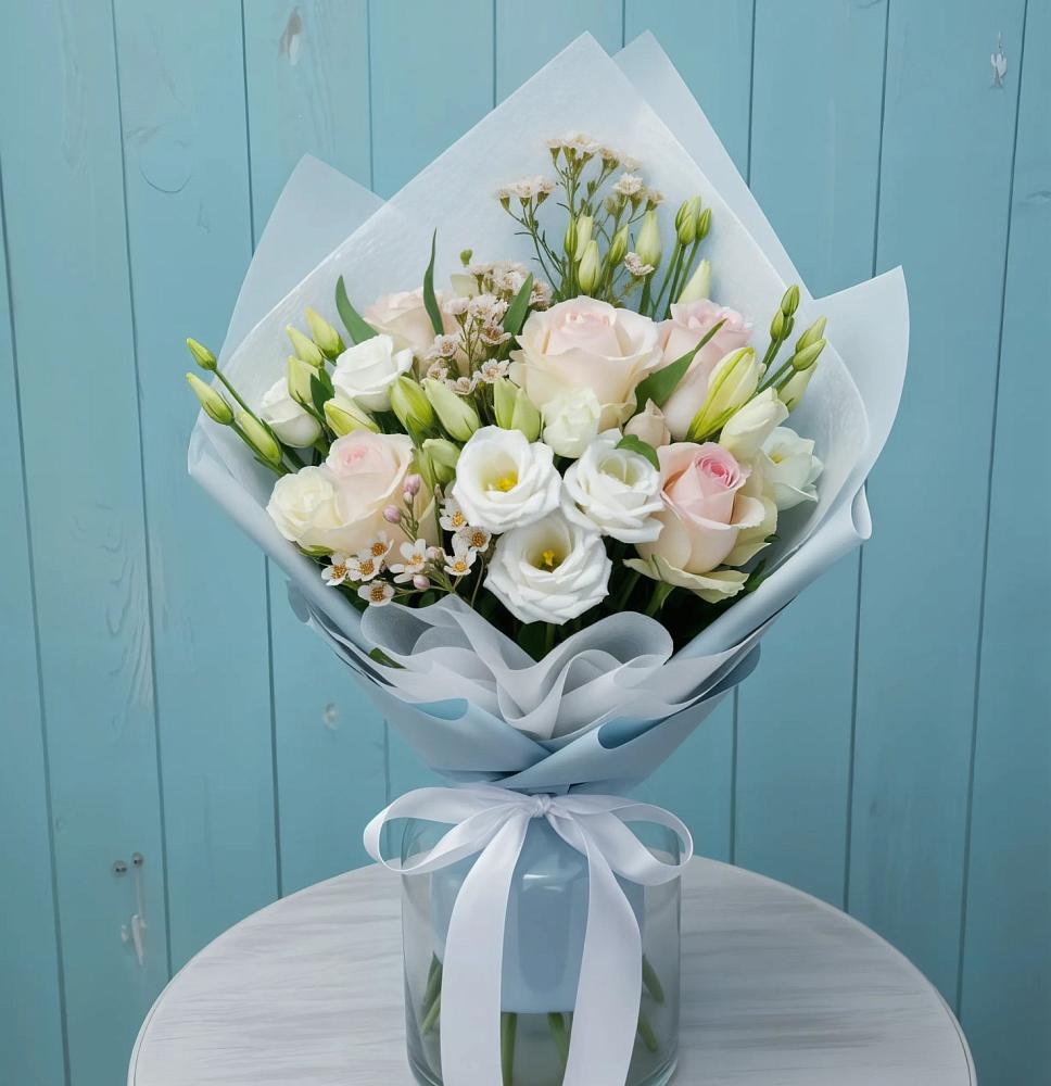 Букет цветов из: Розы и Лизиантусы в Начале