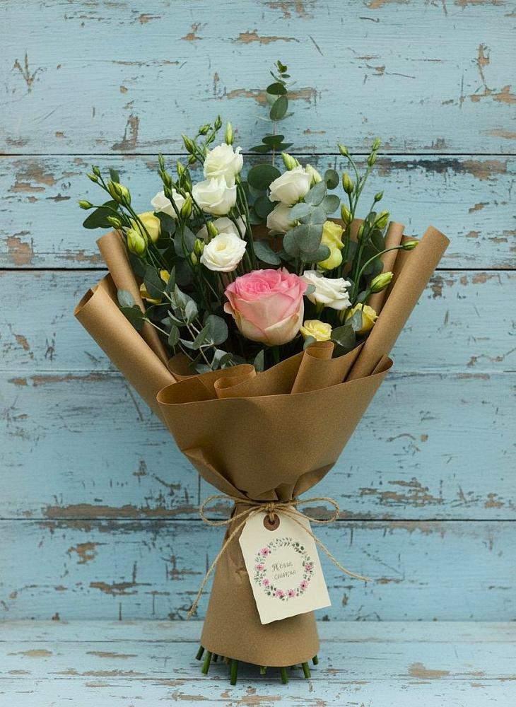 Букет цветов из: Розы и Лизиантусы в Начале