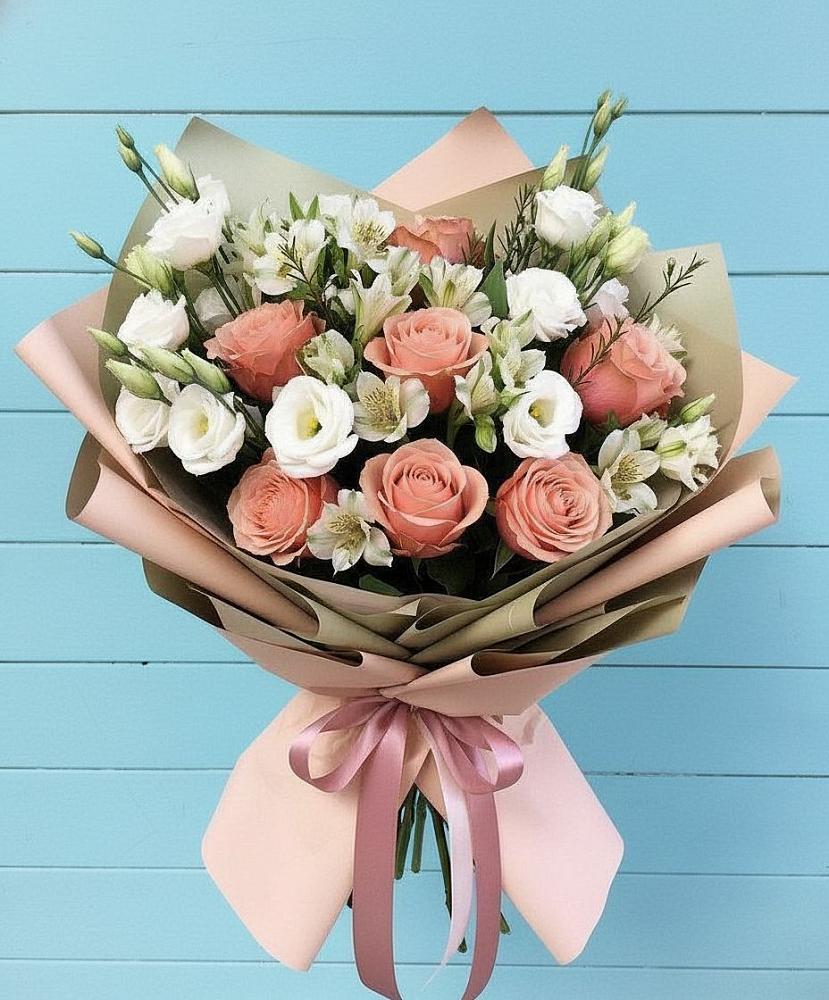 Букет цветов из: Розы, Альстромерии и Лизиантусы в Начале