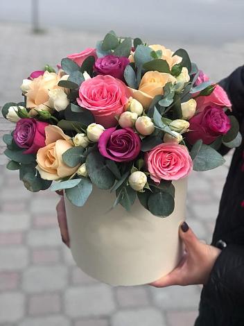 Цветочная композиция из Розы в шляпной коробке в Начале