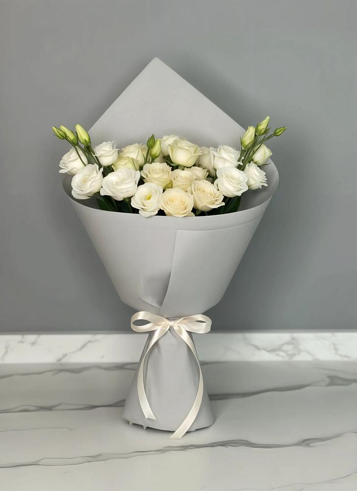 Букет цветов из: Розы и Лизиантусы в Начале