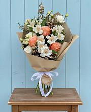 Букет цветов из:  Альстромерии, Лизиантусы, Розы и Хризантемы в Начале