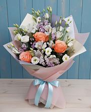 Букет цветов из:  Лизиантусы, Розы, Альстромерии и Гипсофила в Начале