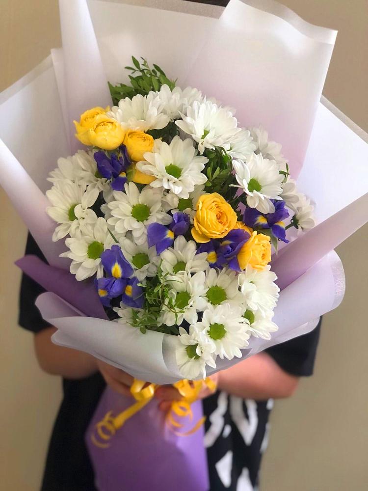 Букет цветов из: Ирисы, Хризантемы и Розы в Начале