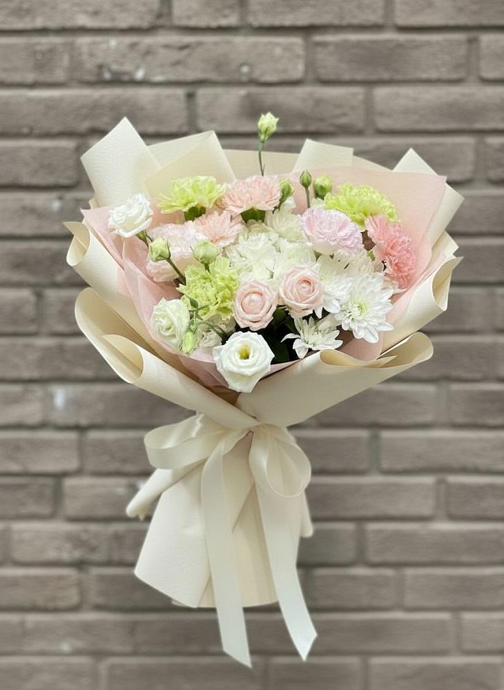 Букет цветов из: Гвоздики, Розы, Лизиантусы и Хризантемы в Начале