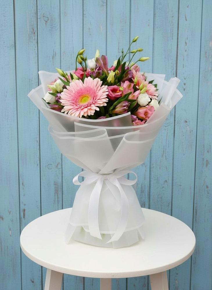 Букет цветов из: Герберы, Альстромерии и Лизиантусы в Начале