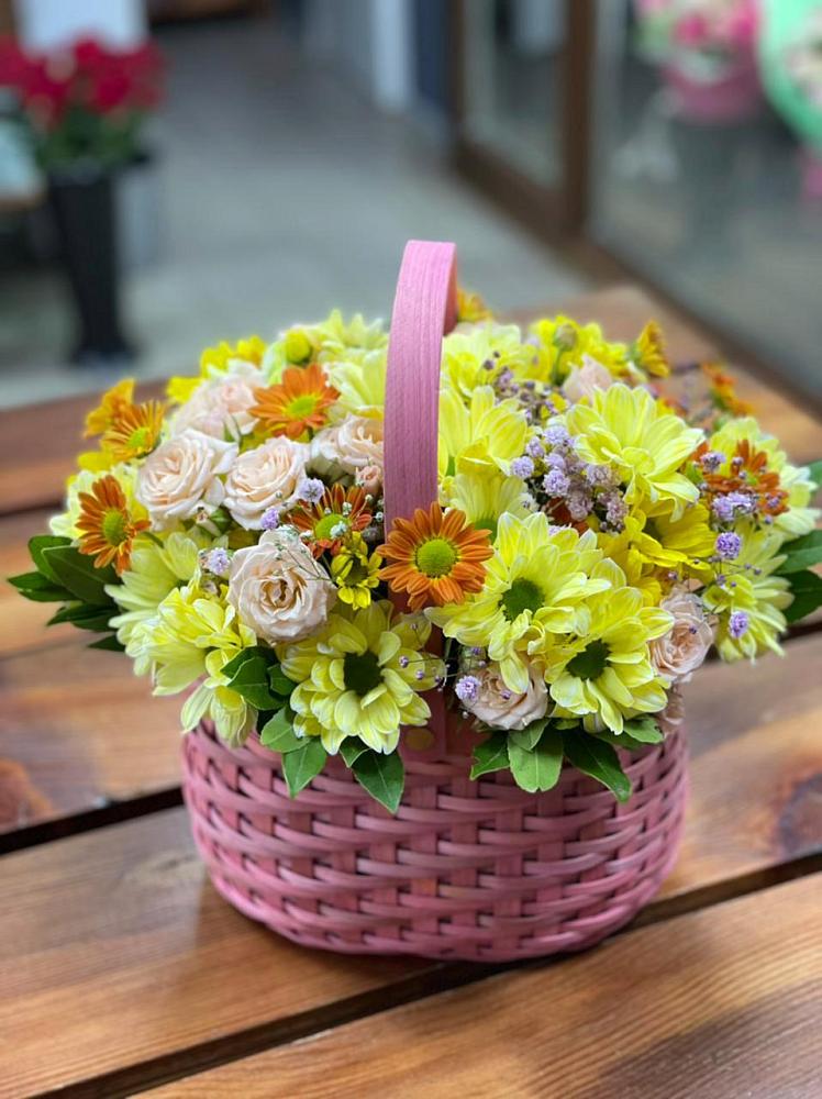 Цветочная композиция из Хризантемы и Розы в корзине в Начале