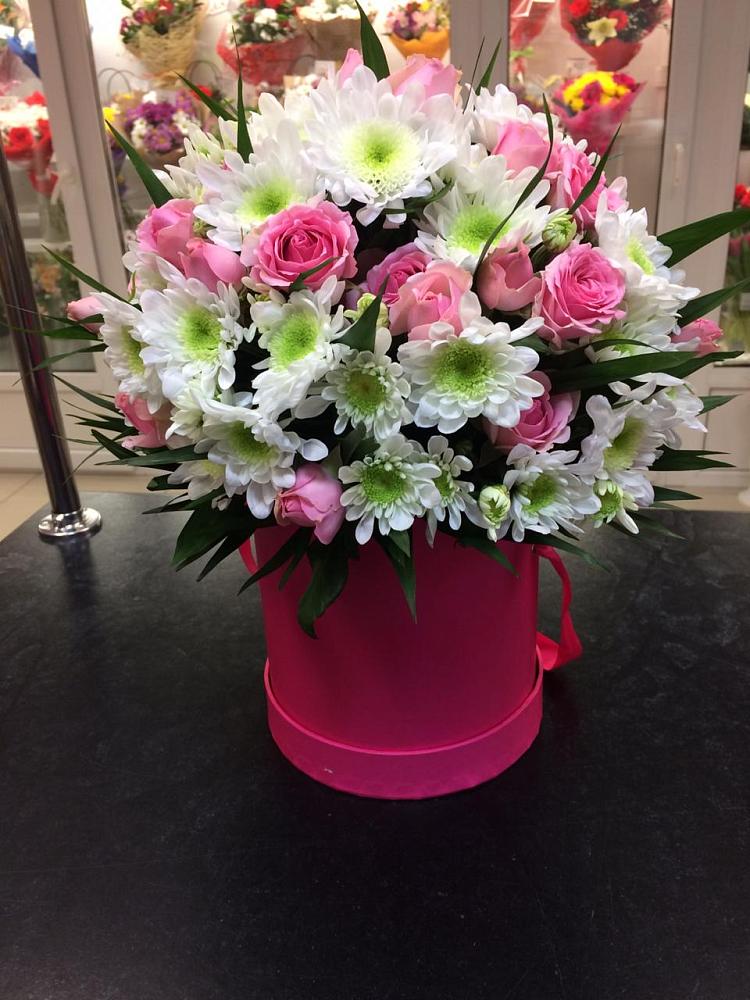 Цветочная композиция из Розы и Хризантемы в шляпной коробке в Начале