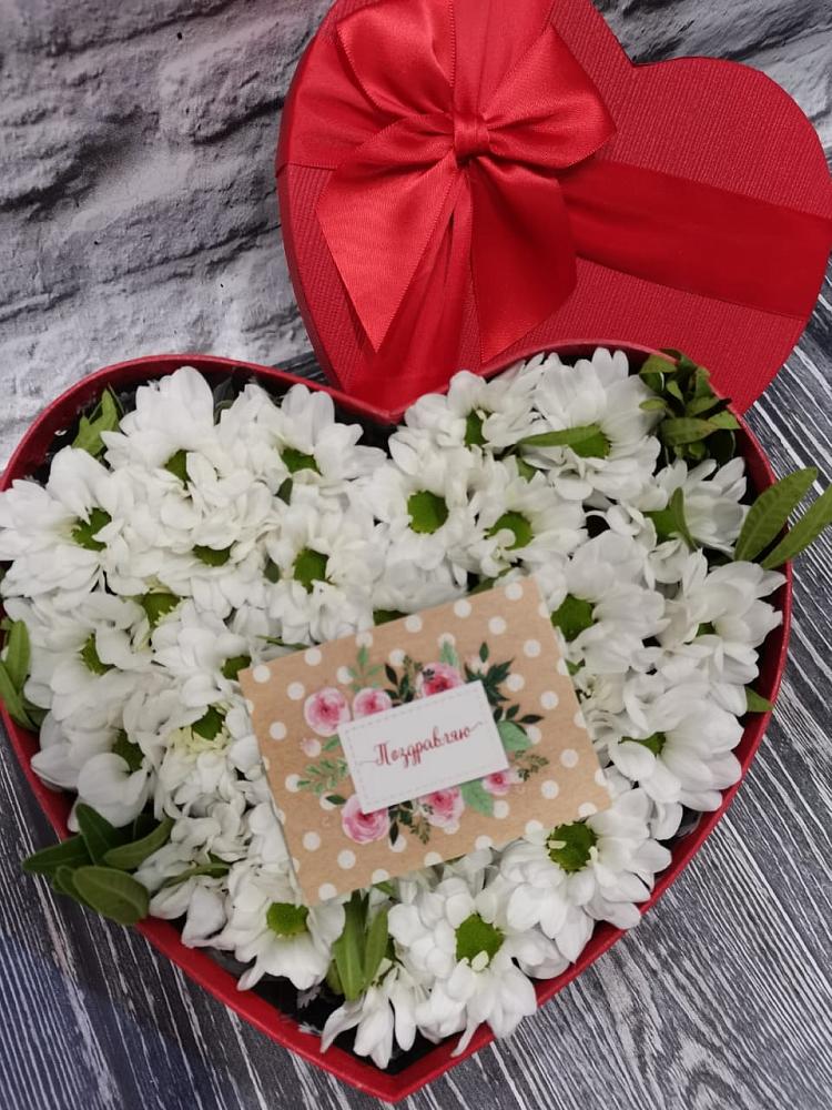 Цветочная композиция из Хризантемы в виде сердца в Начале