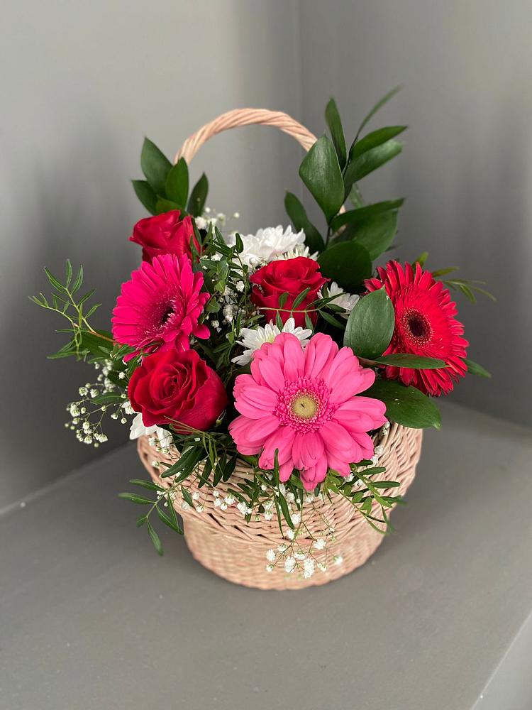 Цветочная композиция из Розы, Хризантемы и Герберы в корзине в Начале