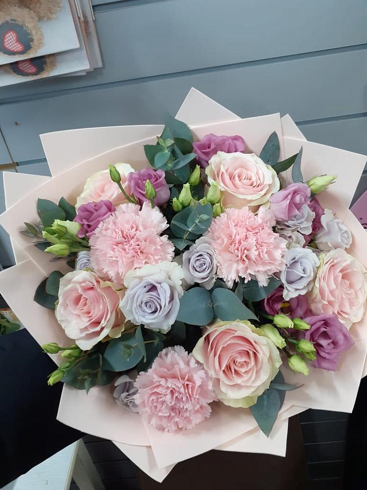 Букет цветов из: Розы, Гвоздики и Лизиантусы в Начале