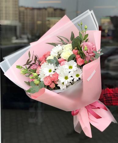 Букет цветов из: Розы, Лизиантусы и Хризантемы в Начале