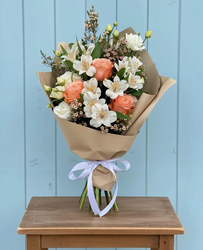 Букет цветов из: Альстромерии, Лизиантусы, Розы и Хризантемы в Начале
